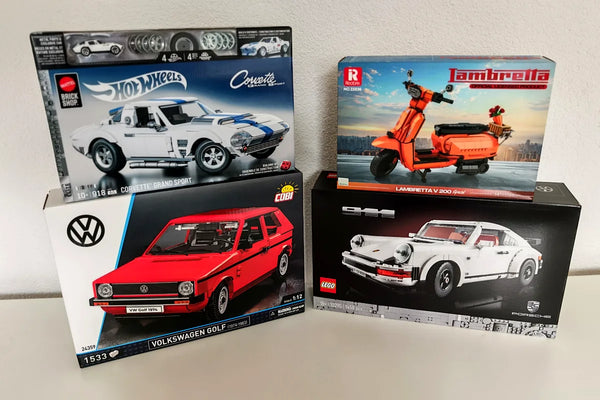 gruppe.webpVier Klemmbaustein-Sets im Vergleich: Hot Wheels Corvette Grand Sport, VW Golf von COBI, Reobrix Lambretta V 200 und LEGO Porsche 911