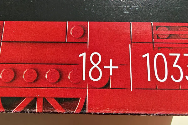 Nahaufnahme der 18+ Alterskennzeichnung auf einer Klemmbaustein-Verpackung für erwachsene Sammler