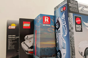 Verpackungen von COBI, LEGO, Reobrix und Mattel Brick Shop im direkten Größen- und Markenvergleich