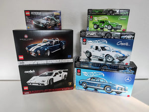 Mattel Brick Shop vs. LEGO Klemmbaustein-Vergleich: Mercedes-Benz 300 SL, Corvette Grand Sport und Camaro (Mattel) neben LEGO Icons Shelby Cobra, Lamborghini Countach und LEGO Speed Champions DeLorean Zeitmaschine