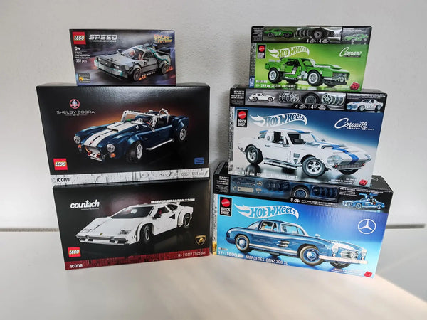 Mattel Brick Shop vs. LEGO Klemmbaustein-Vergleich: Mercedes-Benz 300 SL, Corvette Grand Sport und Camaro (Mattel) neben LEGO Icons Shelby Cobra, Lamborghini Countach und LEGO Speed Champions DeLorean Zeitmaschine