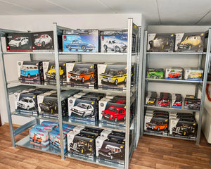 Produktregale mit Klemmbausteinmodelle von Oldtimern. Modellbausets von Cobi, Mattel Brick Shop und LEGO.