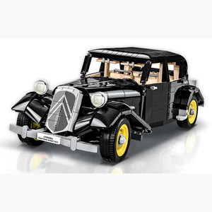 Vollansicht des schwarzen Cobi-24337 Citroën Traction Avant 11CV Klemmbausteine Vitrinenmodells mit offenem Türbereich, beige Innenverkleidung und Frontantriebsmechanik