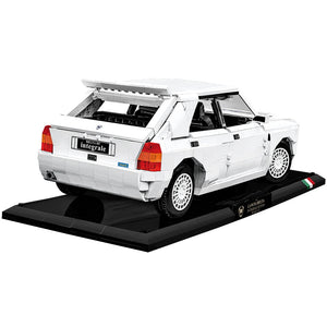Cobi 24356 Lancia Delta HF Integrale Evo weiß Heckansicht mit Displayständer und Plakette und italienischer Flagge in der Executive Edition Sammlerversion
