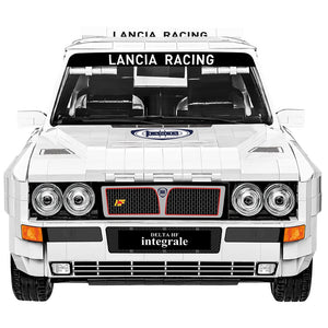 Weißer Cobi 24356 Lancia Delta HF Integrale Evo Vitrinenmodell Frontansicht mit Lancia Logo und Lancia Racing Aufdruck aus bedruckten Klemmbausteinen in der Executive Edition Sammlerversion