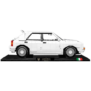 Seitenansicht Cobi 24356 Lancia Delta HF Integrale Evo im weißen Rallye-Design mit italienischer Flagge und Dsiplayständer der Executive Edition Sammlerversion aus Klemmbausteinen gebaut