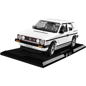 Frontansicht Cobi 24358 VW Golf I GTI im Maßstab 1:12 weiß mit Displaysockel in der Executive Edition Sammlerversion aus Klemmbausteinen