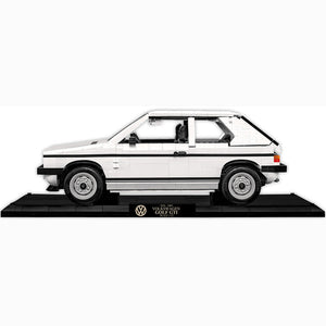 Cobi 24358 VW Golf I GTI Sammlerversion Seitenansicht weiß mit Displayständer und Fahrzeugplakette in der Executive Edition Sammlerversion aus Klemmbausteinen