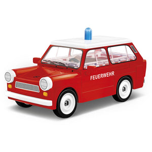 Frontansicht Cobi 24555 Trabant 601 Feuerwehr Klemmbausteine Vitrinenmodell Skala 1:35 rot-weiß mit blauer Warnleuchte und FEUERWEHR-Schriftzug Klemmbausteinset für Erwachsene Fans zum Selberbauen mit Sachenring-Lizenz