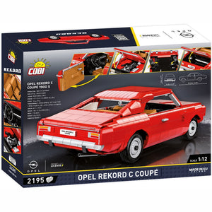 Rückansicht der Verkaufsverpackung des Opel Rekord C Coupe in Rot. Das Set von Cobi trägt die Nummer 24345 und hat 2195 Bausteine. Es ist die charakteristische Coke-Botte-Form des Rekord C zu sehen. Der Maßsstab beträgt 1:12. Es ist ein offiziell von Opel lizenziertes Modell. Auf der Box sind die Produktfeatures zu sehen.
