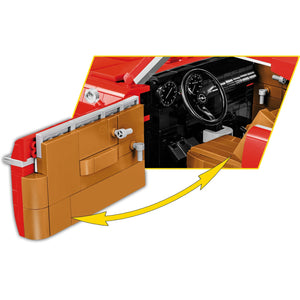 Aufklappbare Fahrertür des COBI Opel Rekord C Coupe mit der Setnummer 24345. Das Rote Fahrzeug zeigt einen detaillierten Innenraum mit bedruckten Teilen und brauner Innenraumfarbe.