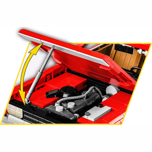 Geöffnete Motorhaube des Opel Rekord C Coupe von COBI. Das Set mit der Nummer 24345 zeigt einen gebauten Motor mit Batterie, Kühler, Bremskraftverstärker und Luftfilterkasten.