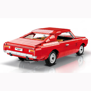 Rückansicht des fertig gebauten Opel Rekord C Coupe als Klemmbausteinmodell in Rot. Das Set tägt die Bezeichnung COBI-24345. Die Dreiviertelansicht zeigt bedruckte Teile und ein steil abfallendes Heck