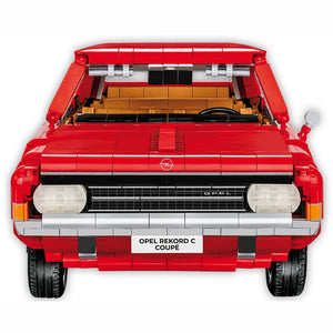 Frontansicht des fertig gebauten Opel Rekord C Coupe als Klemmbausteinmodell in Rot. Das Set tägt die Bezeichnung COBI-24345. In dieser Position sieht man die beduckten Teile, die Scheinwerfer und den Innenraum.
