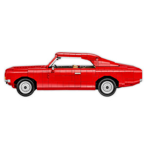Seitenansicht des fertig gebauten Opel Rekord C Coupe als Klemmbausteinmodell in Rot. Das Set tägt die Bezeichnung COBI-24345. Die Ansicht zeigt die bedruckte Modellbezeichnung und die charakteristische Coke-Bottle-Form des Opel Rekord C