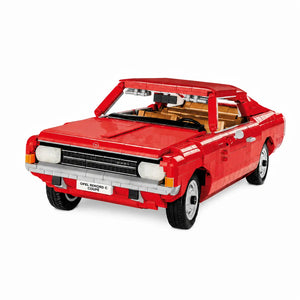 Gebautes Klemmbaustein-Modell eines Opel Rekord C Coupe in Rot von COBI mit der Setnummer 24345. Das Bild zeigt das fertige Modell ein einer Dreiviertelansicht von Vorne.