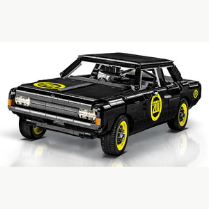 Zusammengebautes schwarzes Klemmbaustein-Car-Modell Opel Rekord C mit gelben Felgen und Rollkäfig im Innenraum.