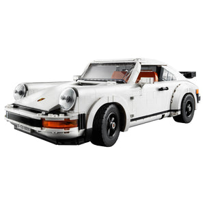 Weißer LEGO 10295 Porsche 911 Tubo Vitrinenmodell mit charakteristischer Keilform und orangefarbenem Innenraum Frontansicht Displaymodell für Erwachsene Sammler und Fans Klemmbausteinmodell offizielle Porsche-Lizenz