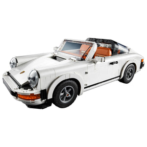 Weißer LEGO 10295 Porsche 911 Targa Vitrinenmodell Seitenansicht gedruckten Porsche-Logo offenem Dach Klemmbausteinmodell mit offizieller Porsche-Lizenz zum Selberbauen Geschenkidee für Erwachsene Fans und Sammler Vitrinenmodell Displaymodell für Regal