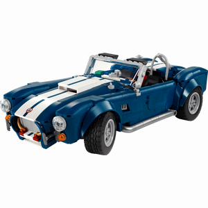 Blaues LEGO 10357 Shelby Cobra 427 S/C Cabriolet Frontansicht offenes Verdeck horizontale Grilllamellen runde Scheinwerfer mit Silberumrandung weiße Rallyestreifen Klemmbausteinmodell mit offizieller Shelby-Lizenz zum selberbauen Geschenkidee für Sammler und Fans