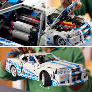 LEGO Technic 42210 Nissan Skyline GT-R R34 mit Drift-Funktion Demonstration bewegliche Achsen und geöffnete Motorhaube Technic-Bausatz Silbernes Modell mit blauen Rallyestreifen und blauem Fast-and-Furious-Dekor