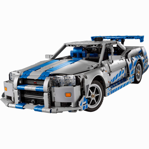 LEGO Technic 42210 Nissan Skyline GT-R R34 Frontansicht Silber mit blauen Rallyestreifen klappbare Türen Spiler Lenkung mit Driftfunktion Vitrinenmodell Fast and Furious