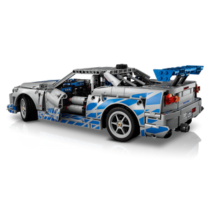 LEGO Technic 42210 Nissan Skyline GT-R R34 silbernes Drift-Modell mit Heckspoiler und Fast-and-Furious-Dekor Profilansicht