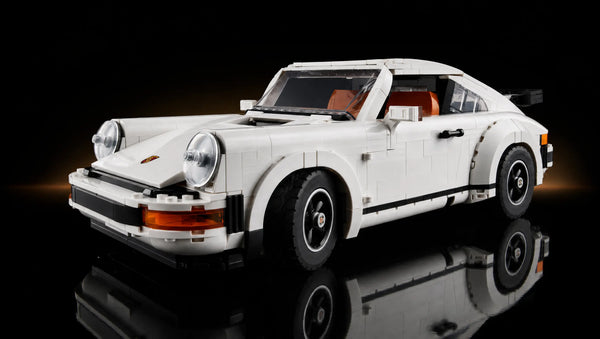 Weißer LEGO 10295 Porsche 911 Turbo mit schwarzen Felgen, tabakfarbenen Innenraum und charakteristischer Keilform Frontalansicht von vorne rechts