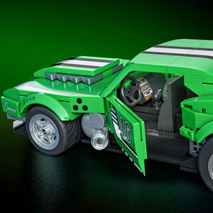 Seitenansicht grüner Mattel Brick Shop JFT16 '68 Camaro Klemmbaustein-Modell mit geöffneter Tür, Toyo-Reifen und originalgetreuem bedrucktem Cockpit