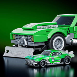 Detailaufnahme grüner Mattel Brick Shop JFT16 '68 Camaro Klemmbaustein Modell mit Metallplakette Verleich von 1:32 und 1:64 Modell