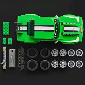 Draufsicht Mattel Brick Shop JFT16 Grüner '68 Camaro Klemmbaustein-Vitrinenmodell mit ausgelegten Zubehörteilen, Felgen-Sets und Metallplakette