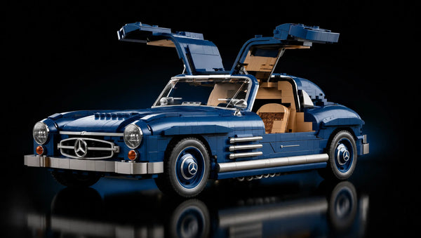 Blauer Mattel Brick Shop HWW25 Mercedes Benz 300 SL Gullwing Flügeltürer Klemmbaustein Bausatz mit geöffneten Flügeltüren, blauen Metallfelgen und braunem Innenraum Frontansicht von vorne rechts