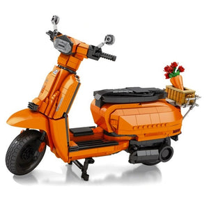 Reobrix 11036 Lambretta V200 Special Klemmbausteine Bausatz Orange Frontalansicht mit schwarzen Pedalen, Spiegeln und Gepäckkorb mit originaler Innocenti-Lizenz
