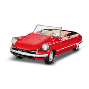 Dreiviertelansicht des fertig gebauten roten Citroen DS 19 Decapotable Cabrio Klemmbausteinmodells von Cobi 24346