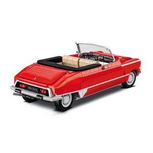 Rückansicht des fertig gebauten roten Citroen DS 19 Decapotable Cabrio Klemmbausteinmodells von Cobi 24346 mit bedruckten Bauteilen und braunem Innenraum