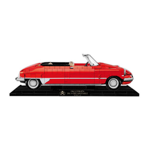 Seitenansicht des fertig gebauten roten Citroen DS 19 Decapotable Cabrio Klemmbausteinmodells von Cobi 24346 mit Displayständer und bedruckten Bauteilen