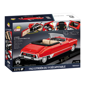 Rückseite der Produktverpackung des COBI 24346 Klemmbausteinmodells der Citroen DS 19 Decapotable Cabrios in Rot mit 2275 Teilen Executive Version mit Displayständer und bedruckten Bauteilen und charakteristischer Windschutzscheibe Pad Printed keine Sticker