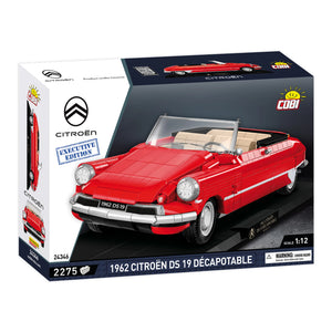 Vorderseite der Produktverpackung des COBI 24346 Klemmbausteinmodells der Citroen DS 19 Decapotable Cabrios in Rot mit 2275 Teilen Executive Version mit Displayständer und bedruckten Bauteilen und charakteristischer Windschutzscheibe Pad Printed keine Sticker