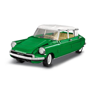 Dreiviertelansicht von vorne des fertig gebauten Citroen DS 19 Klemmbausteinmodells von COBI 24347 mit grüner Karosserie und weißem Dach weißen Felgen bedruckten Teilen  braunen Innenraum