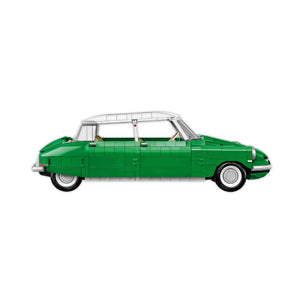 Seitenansicht des fertig gebauten Citroen DS 19 Klemmbausteinmodells von COBI 24347 mit grüner Karosserie und weißem Dach weißen Felgen bedruckten Teilen  braunen Innenraum