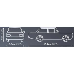 Produktabmessungen des fertig gebauten Klemmbausteinmodells des Opel Rekord C Schwarze Witwe von COBI mit der Setnummer 24597. Das schwarze Rennfahrzeug hat eine Länge von 13,2 cm, eine Breite von 5,5 cm und eine Höhe von 4 cm