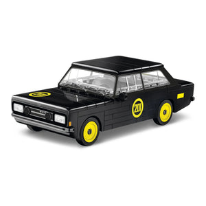 Frontansicht des fertig gebauten Opel Rekord C Schwarze Witwe Klemmbausteinmodells. Das schwarze Fahrzeug von COBI hat die Setnummer 24597 und hat bedruckte Teile und Sticker. Man sieht gelbe Felgen und die gelbe Startnummer 201