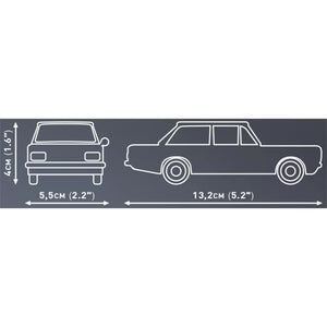Modellabmessungen des COBI 24598 Opel Rekord C 1900L im Maßstab 1:35. Das fertig gebaute Klemmbausteinmodell ist 13,2 cm lang, 5,5 cm breit und 4 cm hoch.