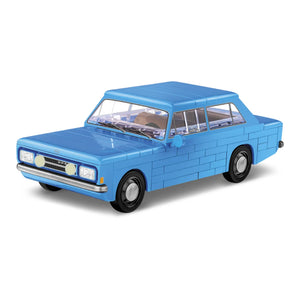 Frontansicht eines fertig gebauten blauen Opel Rekord C 1900L aus Klemmbausteinen. Cobi hat das Modell mit der Setnummer 24598 mit bedruckten Steinen auf den Markt gebracht. Man sieht einen bedruckten Kühlergrill, Scheinwerfer und bedruckte Fensterscheiben.